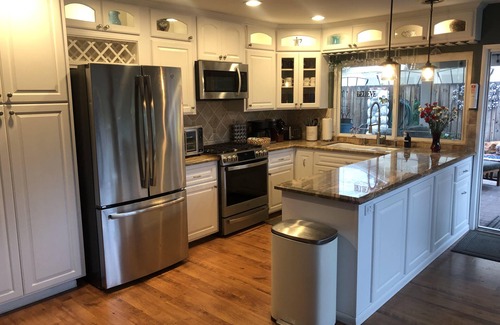 Simi Valley Casa | Sleeps 6 - 3 Bedroom - King - Queen - 2 Twins - Jacuzzi - Full Kitchen - Laundry