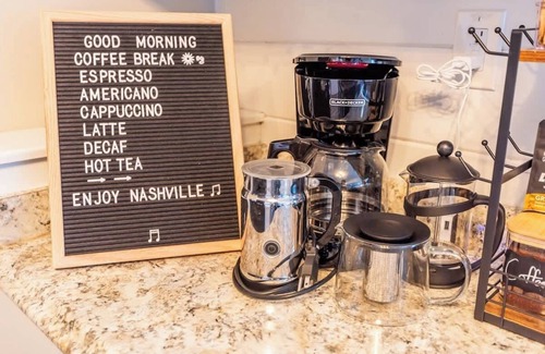 Salemtown Apartamento | Sleeps 6-Full Kitchen-4 Beds-Big Couch-OfficeSpace