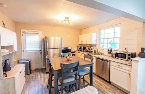 Salemtown Apartamento | Sleeps 6-Full Kitchen-4 Beds-Big Couch-OfficeSpace