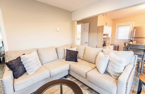 Salemtown Apartamento | Sleeps 6-Full Kitchen-4 Beds-Big Couch-OfficeSpace