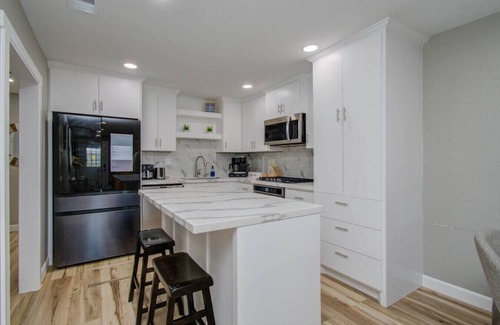 Hitchcock Casa | Sleeps 8 | 20 Min to Galveston | Gated | Grill
