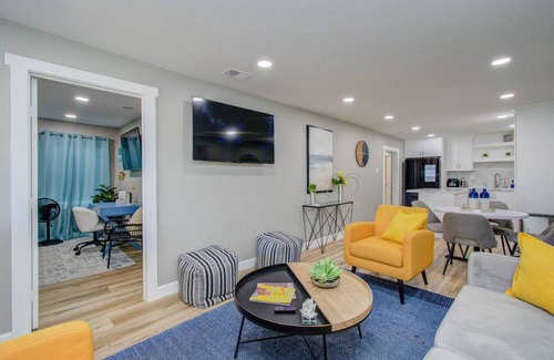 Hitchcock Casa | Sleeps 8 | 20 Min to Galveston | Gated | Grill