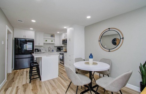 Hitchcock Casa | Sleeps 8 | 20 Min to Galveston | Gated | Grill
