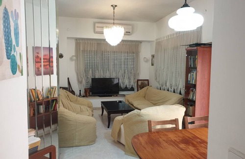 Kiryat Bialik Apartamento | Sleeps 8-Cozy and Spacious Ground Floor, 2 apts connected. 4 bedrooms, 3 baths