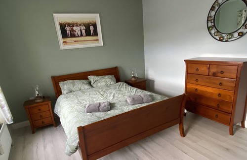 Enniskillen Villa | Sleeps18 / Hot Tub / Sauna / Double Decker Bus / Cinema / Pets Welcome