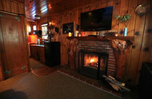 Crestline Cabina | Sleepy Hollow Cabins & Hotel