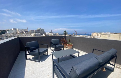 Il-Balluta Apartamento | Sliema Distant Seaview Penthouse