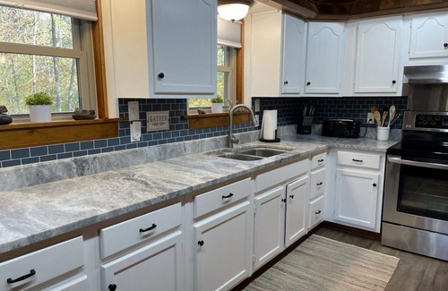 New Castle Cabina | Slippery Rock Cabin on the Creek. Close to McConnell’s Mill & Moraine St. Parks.