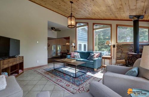 Alyeska Casa | Slopes & Spokes-Alaska with Large HOT TUB