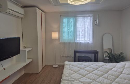 Choryang Casa | Small and Pretty House Near Busan Station, Pet-friendly, Suitable for 2 People