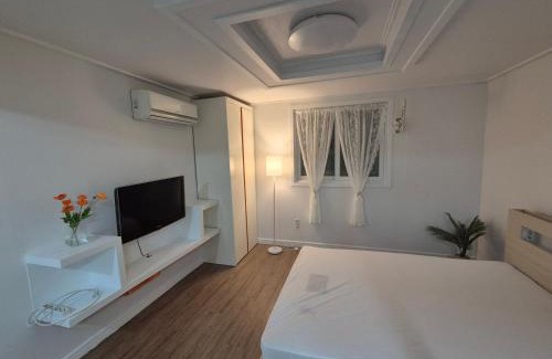 Choryang Casa | Small and Pretty House Near Busan Station, Pet-friendly, Suitable for 2 People