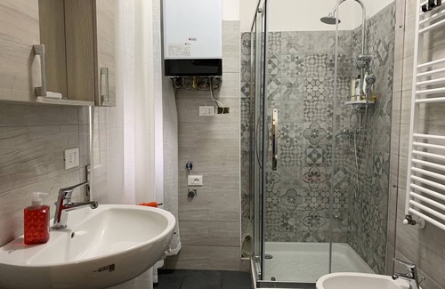 Udine Casa | Pequeña casa con jardín en pueblo histórico.