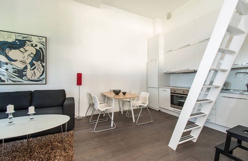 Svalnas Casa | Pequeña casa moderna, a 300 m de la estación