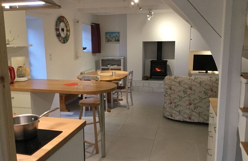 Plourin-les-Morlaix Casa | pequeña casa de piedra en un sitio de personajes