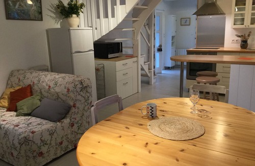 Plourin-les-Morlaix Casa | pequeña casa de piedra en un sitio de personajes