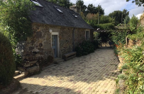 Plourin-les-Morlaix Casa | pequeña casa de piedra en un sitio de personajes