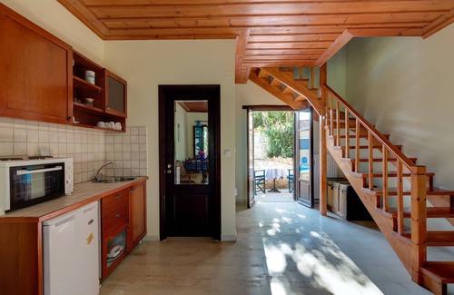 Douliana Casa | Small village house, shared pool and views of the countryside and sea