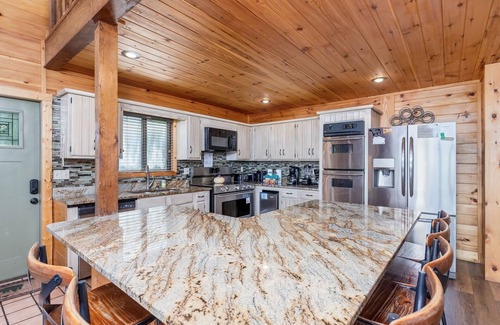 Chalet Village Chalet De Esquí | Smoky Mountain High 8 Bedroom Chalet by RedAwning