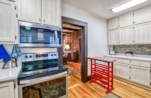 Lake Junaluska Casa | Snowbird-friendly house near golf with pool, mountain view, gas grill, & deck