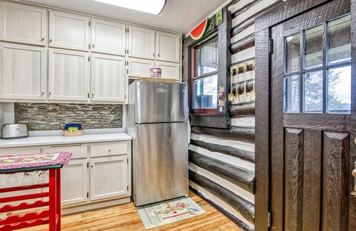 Lake Junaluska Casa | Snowbird-friendly house near golf with pool, mountain view, gas grill, & deck