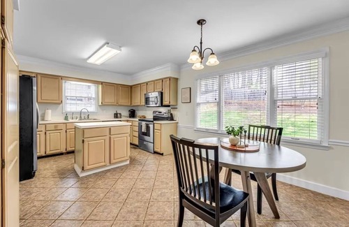 Kernersville Casa | Soaking Tub Fenced Yard Pet-Friendly HD TVs