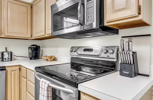 Kernersville Casa | Soaking Tub Fenced Yard Pet-Friendly HD TVs