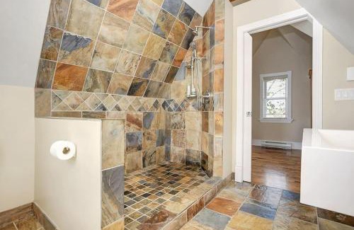 Hull Casa | Soaring ceilings 15 min walk to Parliament