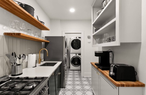 SoHo Apartamento | SoHo Siesta | Stunning SoHo Apt w/ Private Balcony