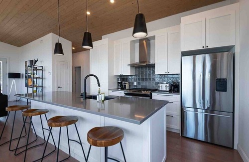 Les Eboulements Chalet De Esquí | Solstice 203: Luxury Living, Riverfront Serenity