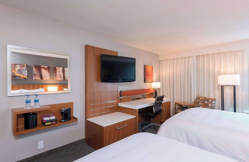 East Paris Hotel | Sonesta Hotel Grand Rapids Airport