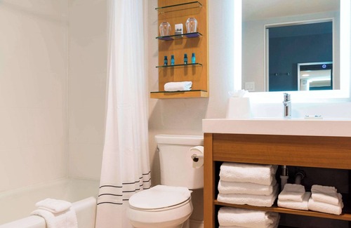 East Paris Hotel | Sonesta Hotel Grand Rapids Airport