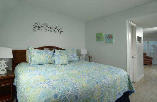 Indialantic Complejo | Soothing Seaside Stay: Scenic by the Ocean with Kitchen