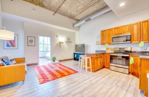 West Poplar Apartamento | Sosuite 2BR Apt w Balcony W D Gym On-site Bar