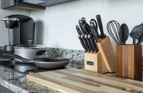 West Poplar Apartamento | Sosuite 2BR Apt w Balcony W D Gym On-site Bar