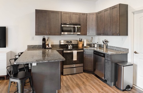 West Poplar Apartamento | Sosuite 2BR Apt w Balcony W D Gym On-site Bar