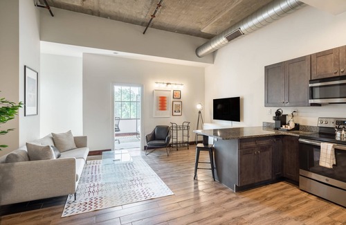 West Poplar Apartamento | Sosuite 2BR Apt w Balcony W D Gym On-site Bar