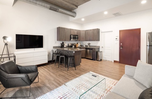 West Poplar Apartamento | Sosuite 2BR Apt w Balcony W D Gym On-site Bar