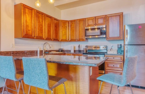 West Poplar Apartamento | Sosuite | 2BR Apt w W/D, Gym, On-Site Restaurant