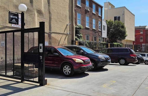 West Poplar Apartamento | Sosuite | 2BR Apt w W/D, Gym, On-Site Restaurant