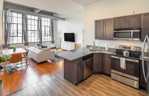 West Poplar Apartamento | Sosuite | 2BR Apt w W/D, Gym, On-Site Restaurant