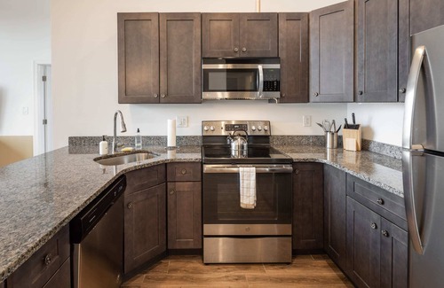 West Poplar Apartamento | Sosuite | 2BR Apt w W/D, Gym, On-Site Restaurant