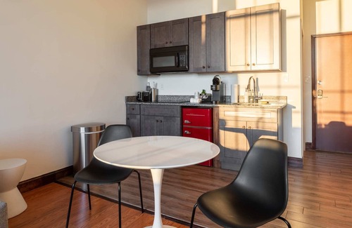West Poplar Apartamento | Sosuite | Studio w W/D, Gym, On-Site Restaurant