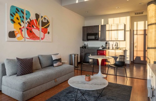 West Poplar Apartamento | Sosuite | Studio w W/D, Gym, On-Site Restaurant