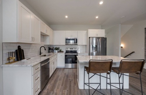 Whitebridge Casa | Sound of Speed - Mins to Downtown - Rooftop Deck - Sleeps 8