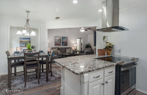Springlake Casa | Southern Comfort Retreat: King Bed, Near LSUS & Barksdale AFB, Fast wifi.