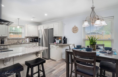 Springlake Casa | Southern Comfort Retreat: King Bed, Near LSUS & Barksdale AFB, Fast wifi.