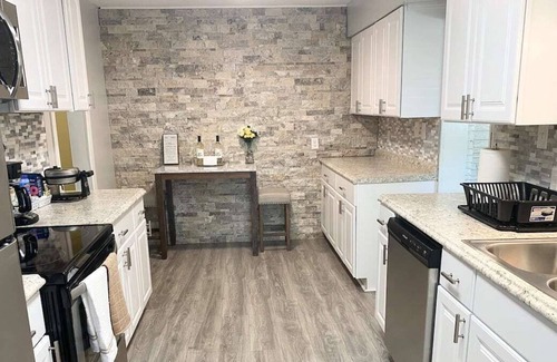 Southfield Casa | Southfield home perfect for large families/pool table & Theatre room!