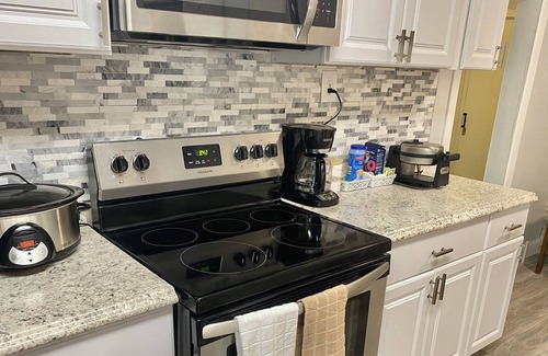 Southfield Casa | Southfield home perfect for large families/pool table & Theatre room!