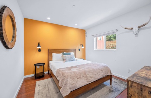 Hollywood Hotel | Southwest by AvantStay | Heart of Hollywood | Remodeled 1920s Bungalow