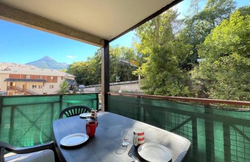 Briancon Apartamento | Spacieux T3 à Briançon - 6 pers, 2 balcons, parking, proche télécabine et commerces - FR-1-330C-134